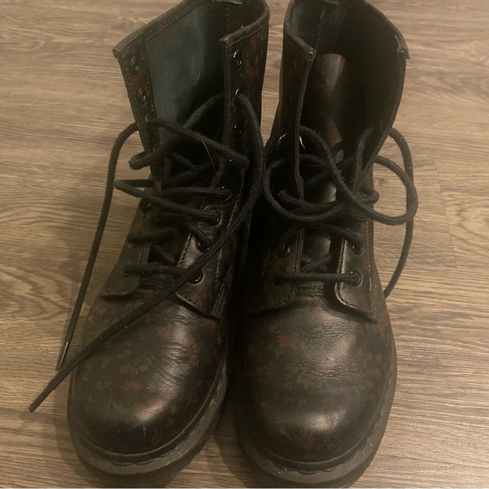 Dr.Martens mini floral leather combat boots!!